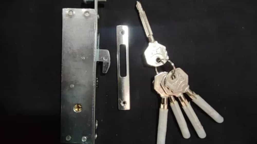 Sale of door and window fittings in Isfahan